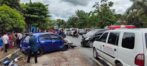 Xenia Dan Yaris Adu Kambing Di Sei Kijang Pelalawan Penumpang