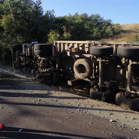 Un camion cu peste 20 tone de porumb s a răsturnat în raza satului