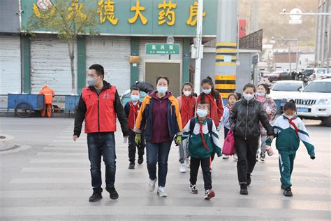 神木煤化工泰和公司开展车让人·人守规文明交通劝导志愿服务活动 神木煤化工产业有限公司