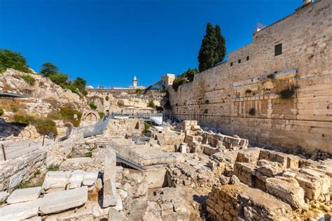 Lado Oeste De Las Murallas De Montaje Del Templo Con Ladrones Arco Y