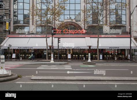 La Coupole es una famosa brasserie Art Deco en Montparnasse París que