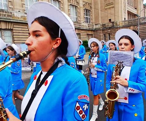 Widowiskowy muzyczny przemarsz ulicami Szczecina Orkiestry dęte