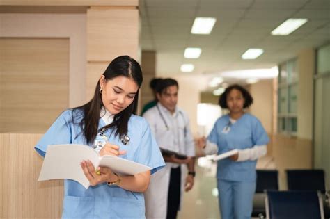 Las mujeres asiáticas son estudiantes de doctorado en educación en la