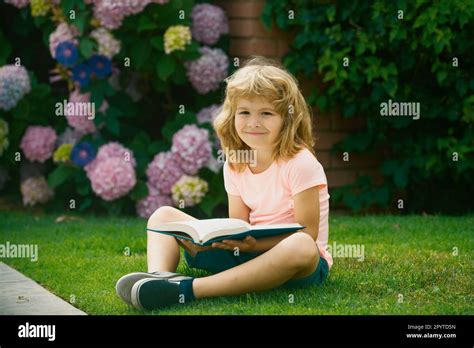 Ni O Leyendo Un Libro Tumbado En El C Sped Un Ni O Peque O Lindo Con