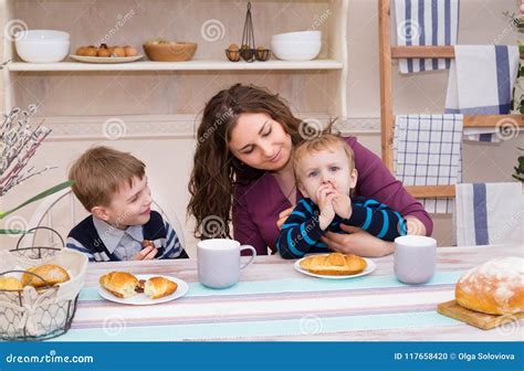 Mãe E Filhos Que Comem O Café Da Manhã Foto de Stock Imagem de