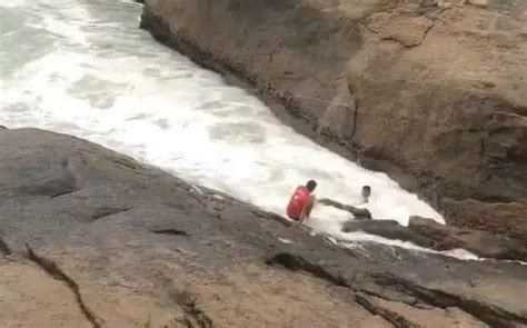 Turistas S O Arrastados Por Ondas Ao Fazerem Selfie Na Praia Do Diabo