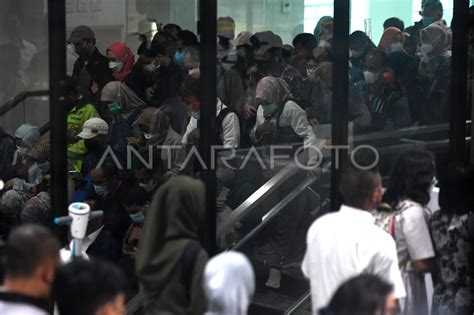 Kepadatan Penumpang Transit Di Stasiun Manggarai Antara Foto