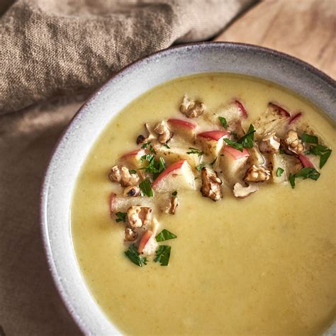 Cremige Selleriesuppe mit Pastinake Möhre und Hafersahne vegan