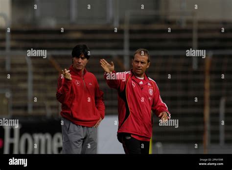 Joachim L W Bundestrainer Links Und Seine Co Trainer Hansi Flick