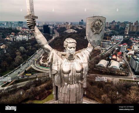 Vue de drone Le Monument de la mère patrie est une statue monumentale