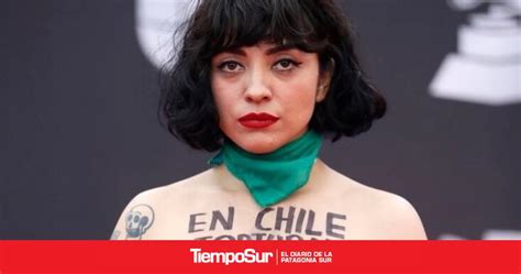 Mon Laferte se desnudó en los Latin Grammy