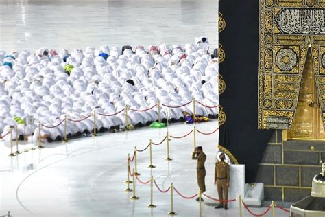 Penampakan Shalat Subuh Pertamakali Tanpa Jaga Jarak Di Masjidil Haram