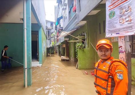 Warga Kebon Pala Jaktim Belum Mengungsi Meski Terendam Banjir Selama 12