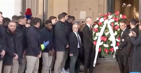 VIDEO Funerale Gigi Riva L Uscita Del Feretro Tra Cori E Lacrime FC