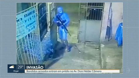 Bandidos armados invadem condomínio na avenida Dom Helder Câmara RJ1 G1