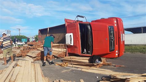 Caminhão Carregado De Madeira Tomba Na Br 101 Em Nossa Senhora Do