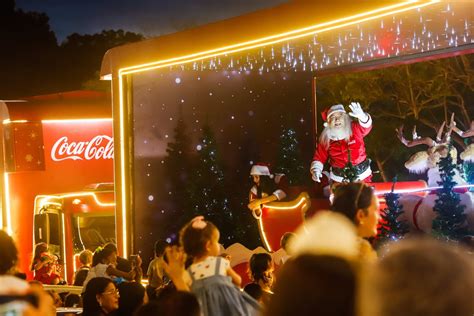 Caminh Es Iluminados Da Caravana De Natal Da Coca Cola Percorrem Macei