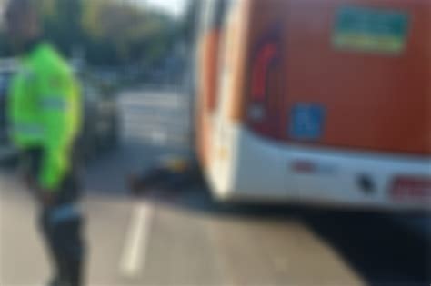 Mototaxista morre ao ter cabeça esmagada por ônibus na avenida Rodrigo