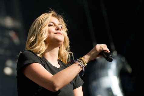 J ai pleuré devant la police la chanteuse Louane est bloquée au