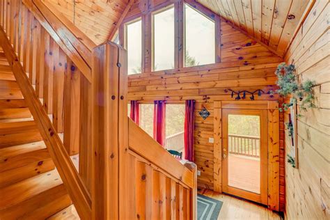 Bearly Naked Treehouse Cabin With Hot Tub In Gatlinburg Tennessee