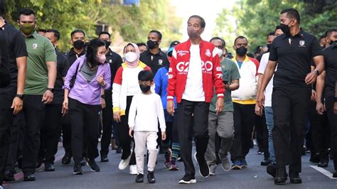 Saat Presiden Jokowi Dan Ibu Iriana Jalan Pagi Bersama Jan Ethes