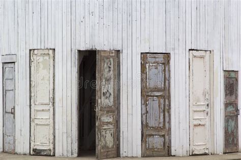 Diversas Portas De Madeira Velhas Imagem De Stock Imagem De Branco