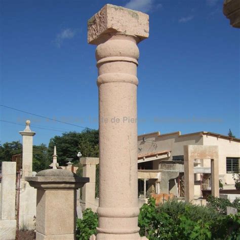 Pilier Ancien Une Colonne Ancienne En Pierre Avec Socle Et Chapiteau