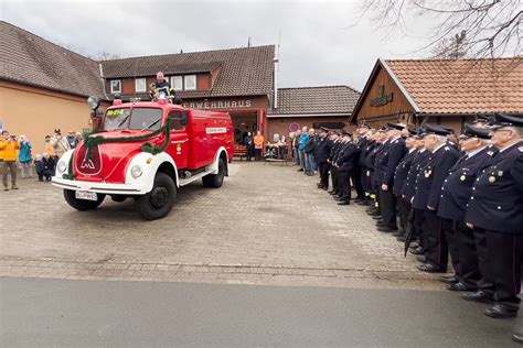 angetretene Ortsfeuerwehr Thönse rechts verabschiedete den