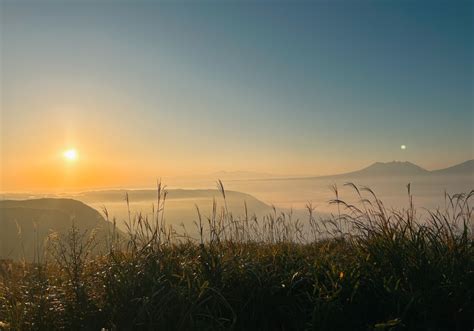 「まるでお釈迦様の寝姿」雲海を望む絶景に“楽園”を観た！秋冬の阿蘇の旅は幻想的スポット「大観峰」や草原ダイニングで非日常に浸る グルメ情報