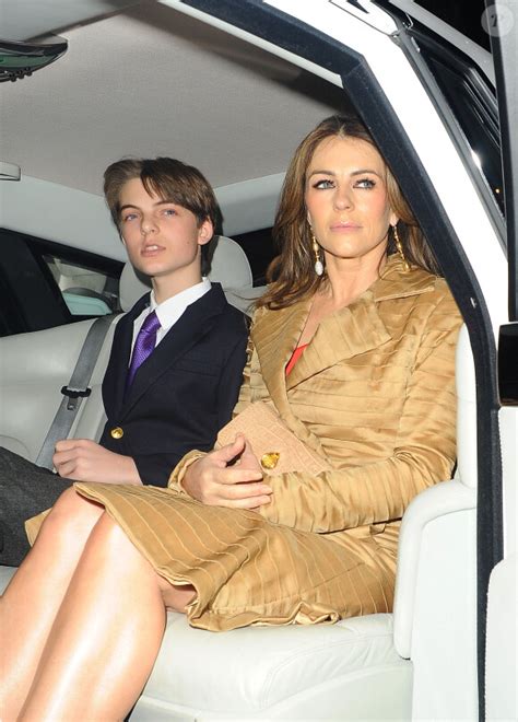 Photo Elizabeth Hurley Et Son Fils Damian Londres Le Mars