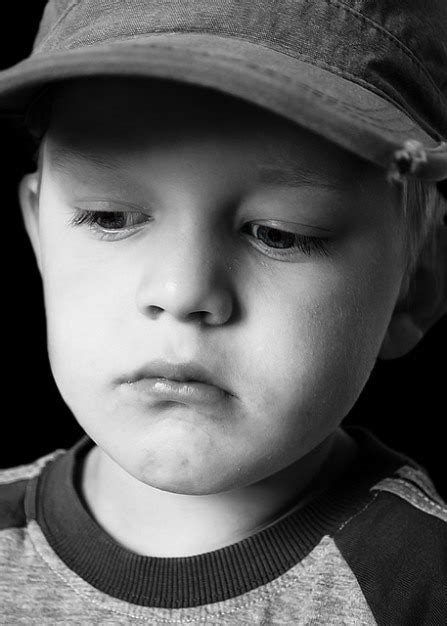 Garçon Gosse Pensées Enfant Triste Tristesse Humeur Jeune Photo Gratuite