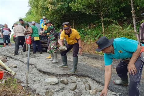 Warga Pesisir Trenggalek Gotong Royong Perbaiki Jalan Rusak ANTARA News