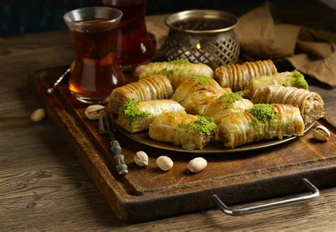 Baklava Ve Ay Kilisinin Muhte Em Uyumu Emiro Lu Baklava