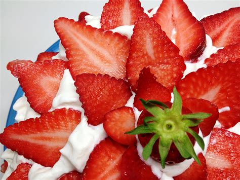 Torta de cumpleaños de crema y frutillas Panadería en casa