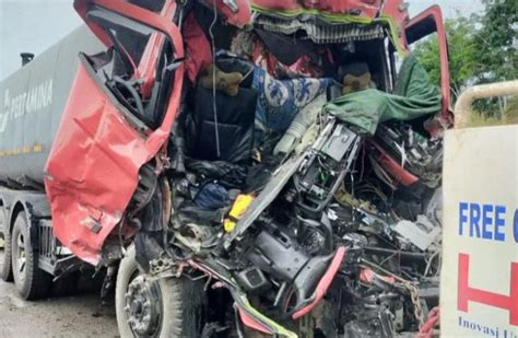 Tabrak Pembatas Jalan Seorang Supir Truk Pertamina Tewas Di Tol Permai