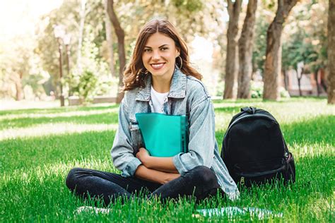 Photo Libre De Droit De Étudiante Assise Dans Le Parc Sur Lherbe Avec