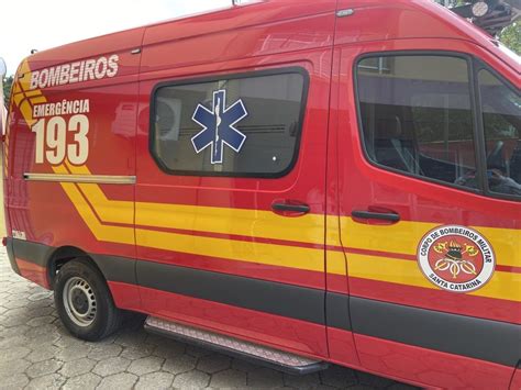 Motociclista é levado ao hospital após queda no Dom Joaquim