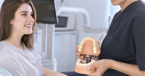 Cuáles son los diferentes tipos de prótesis dentales disponibles y