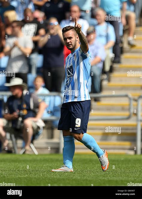 Adam Armstrong De Coventry City Célèbre Son Premier But Photo Stock