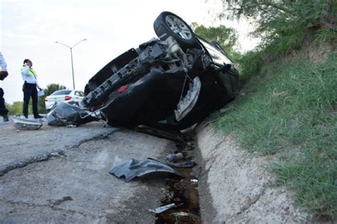 Mujer Se Fractura Una Pierna Al Volcarse A Exceso De Velocidad En El Colosio El Mañana De