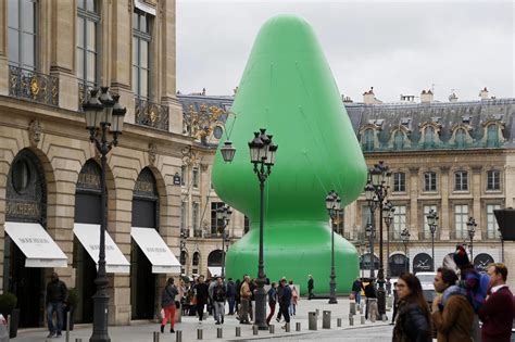 A Paris Arbre De Noël Ou Jouet Sexuel La Place Vendôme Frémit