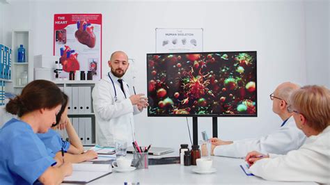 especialista médico explicando vírus desenvolvimento em digital tela