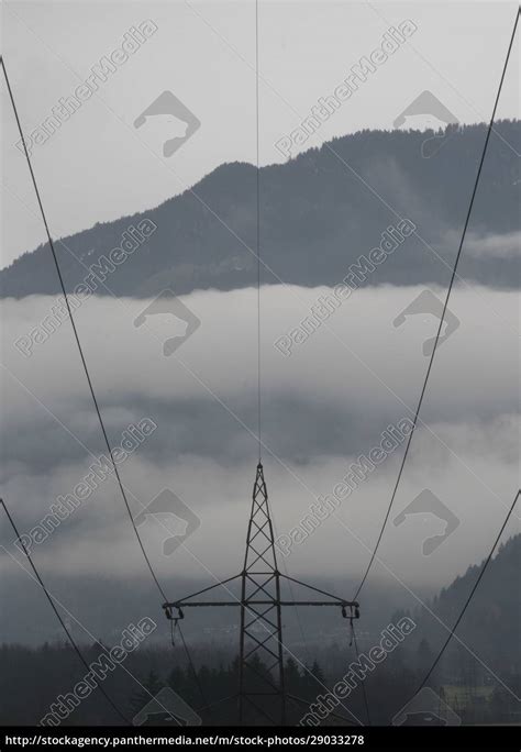 Energieversorgung Mit 380 Kv Stromleitung Im Winter Stock Photo