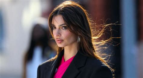 Emily Ratajkowski torride elle affiche un décolleté affolant dans un bikini volontairement