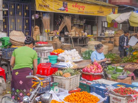 Mandalay Street View - Mandalay Market Recommended First Stop