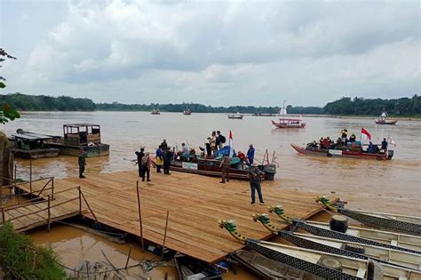 Perahu Naga Dan Ponton Di Kenduri Swarnabhumi Di Batanghari Antara