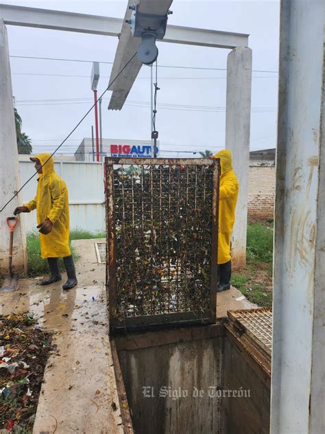 Retiran basura acumulada en cárcamos de Torreón