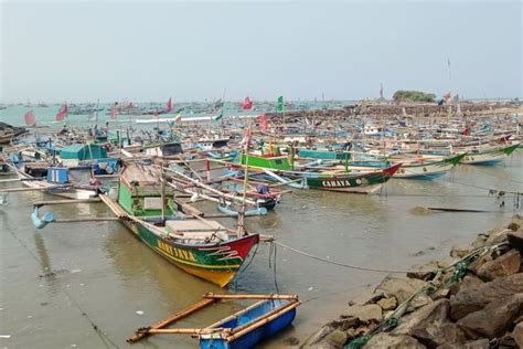 Pemkab Lebak Minta Nelayan Waspadai Tinggi Gelombang 4 Meter ANTARA News