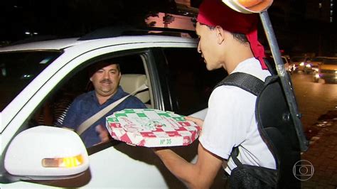 Restaurante Do Recife Aproveita Engarrafamentos Para Vender Pizza A