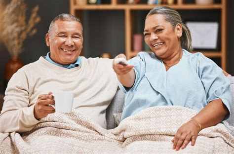 Caf Relaxar E Velho Casal Assistindo Tv Cobertor No Sof Na Sala